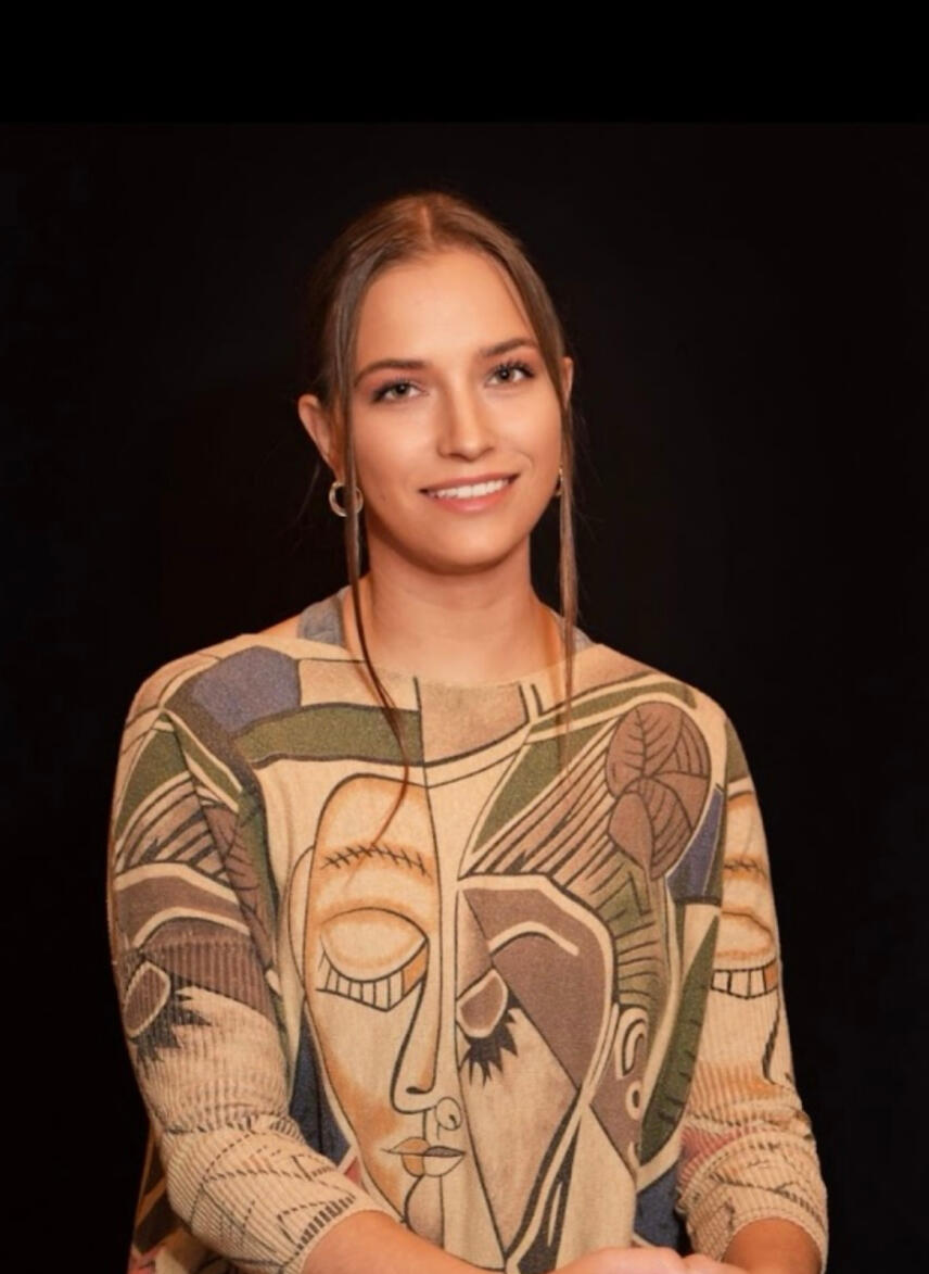 My name is Bailey. I am a certified hypnotist and the owner of Bloom Hypnosis. It is my dream to help others to heal and achieve their goals. The aim of Bloom is to create personalized therapeutic plans tailored to your individual needs. Here at Bloom, t